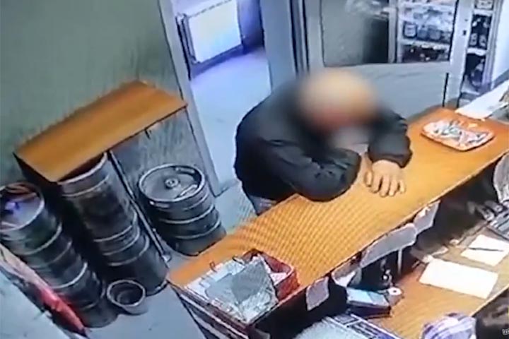 В Абакане по Белоярской продавцу магазина угрожали ножом 